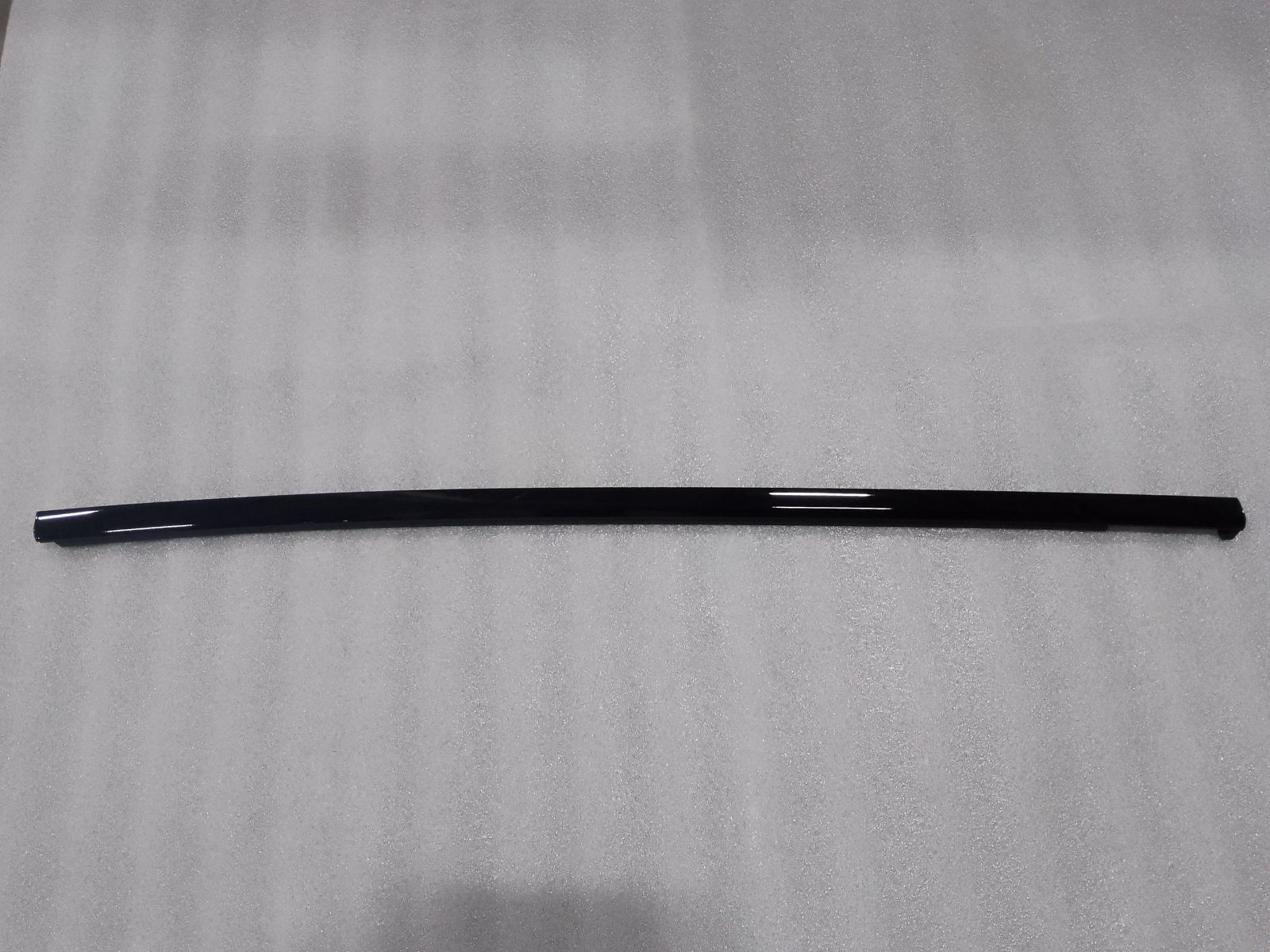 Right front door outer weatherstrip