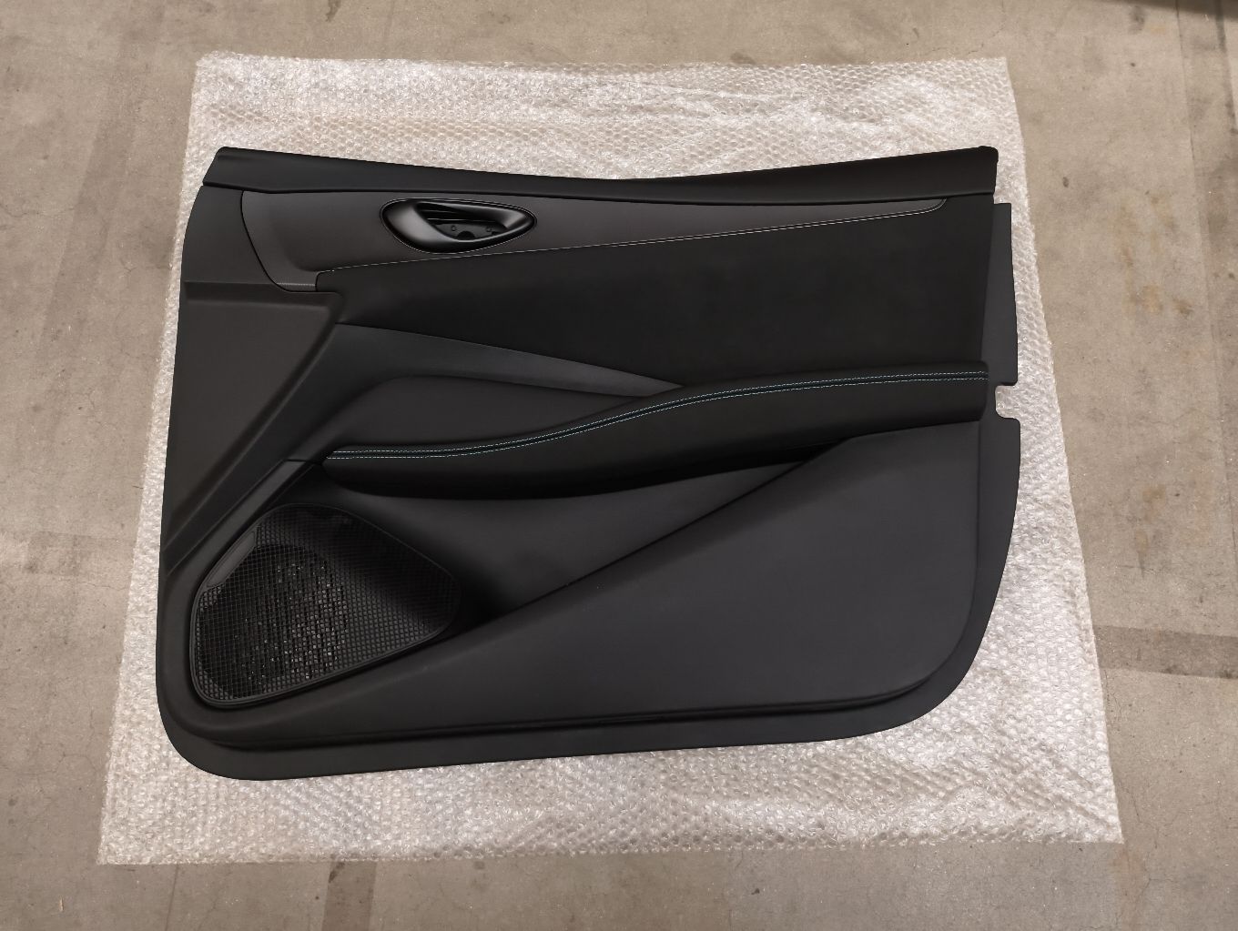 Right front door trim panel assembly - Deep Black 5