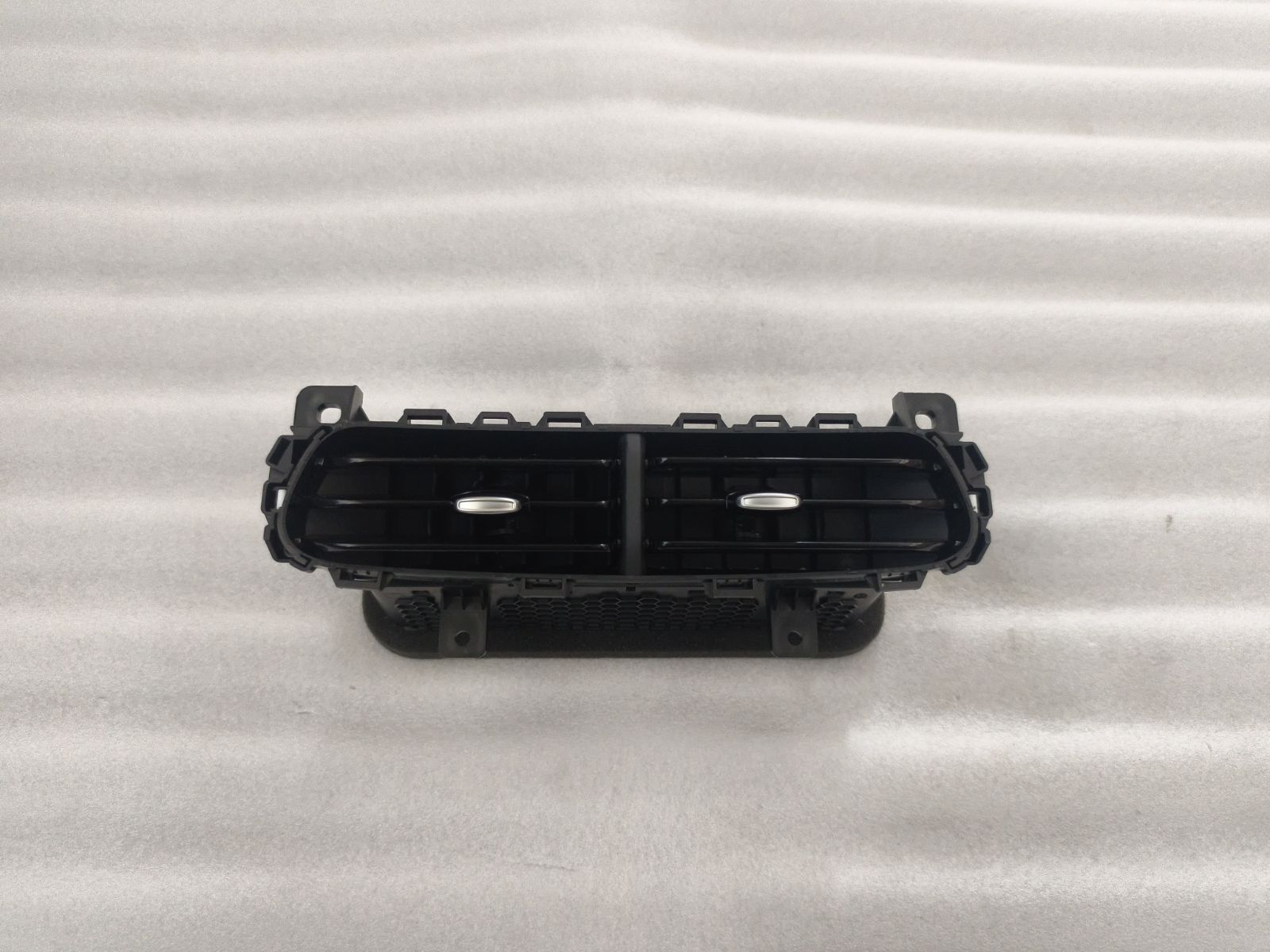 Passenger IP center air vent assembly
