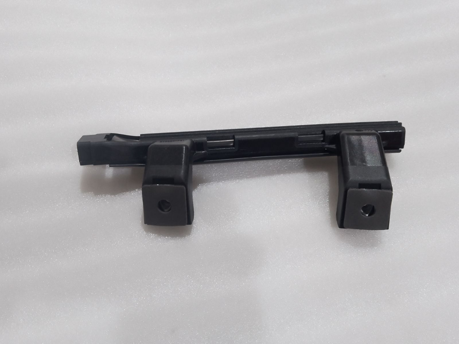 Left rear door front sliding run channel and glass guide assembly