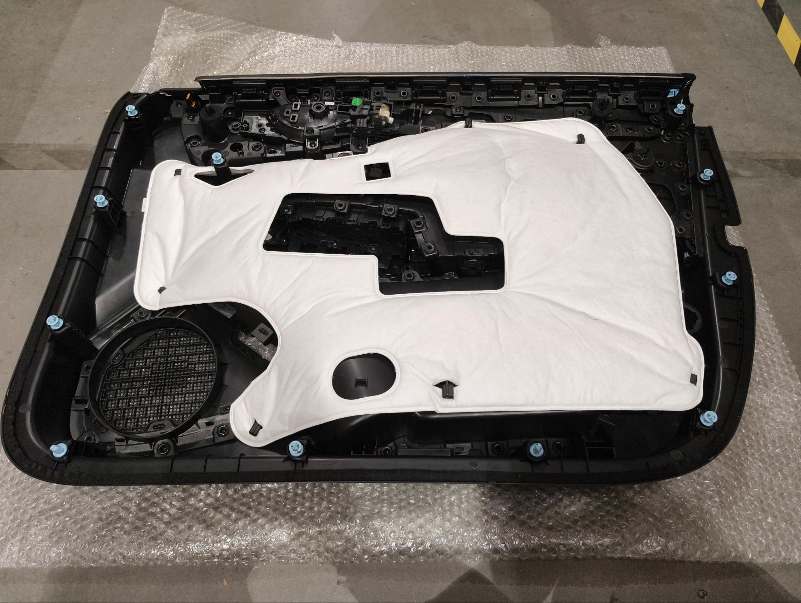 Left front door trim panel assembly - Deep Black 5