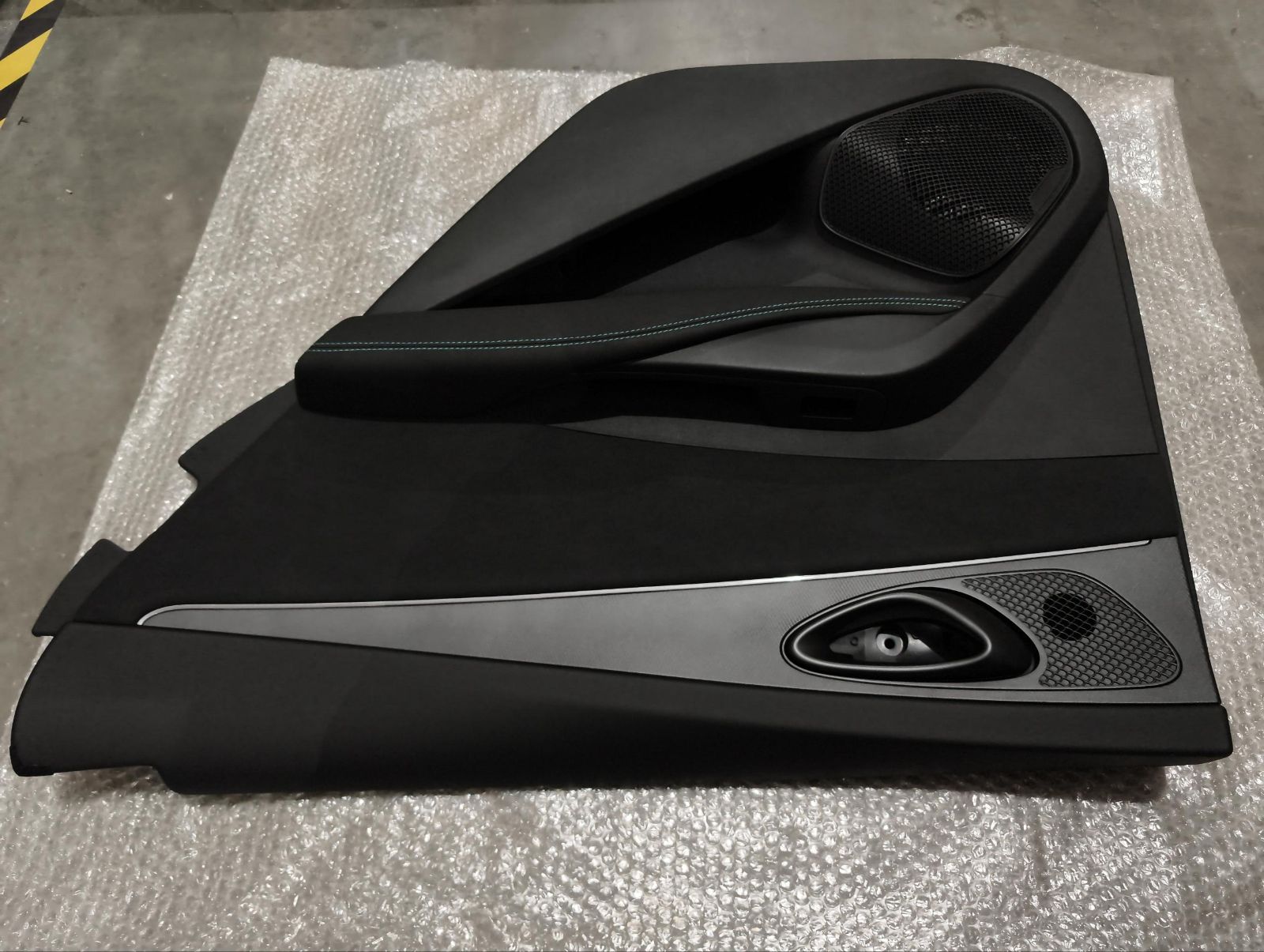 Right rear door trim panel assembly - Deep Black 5