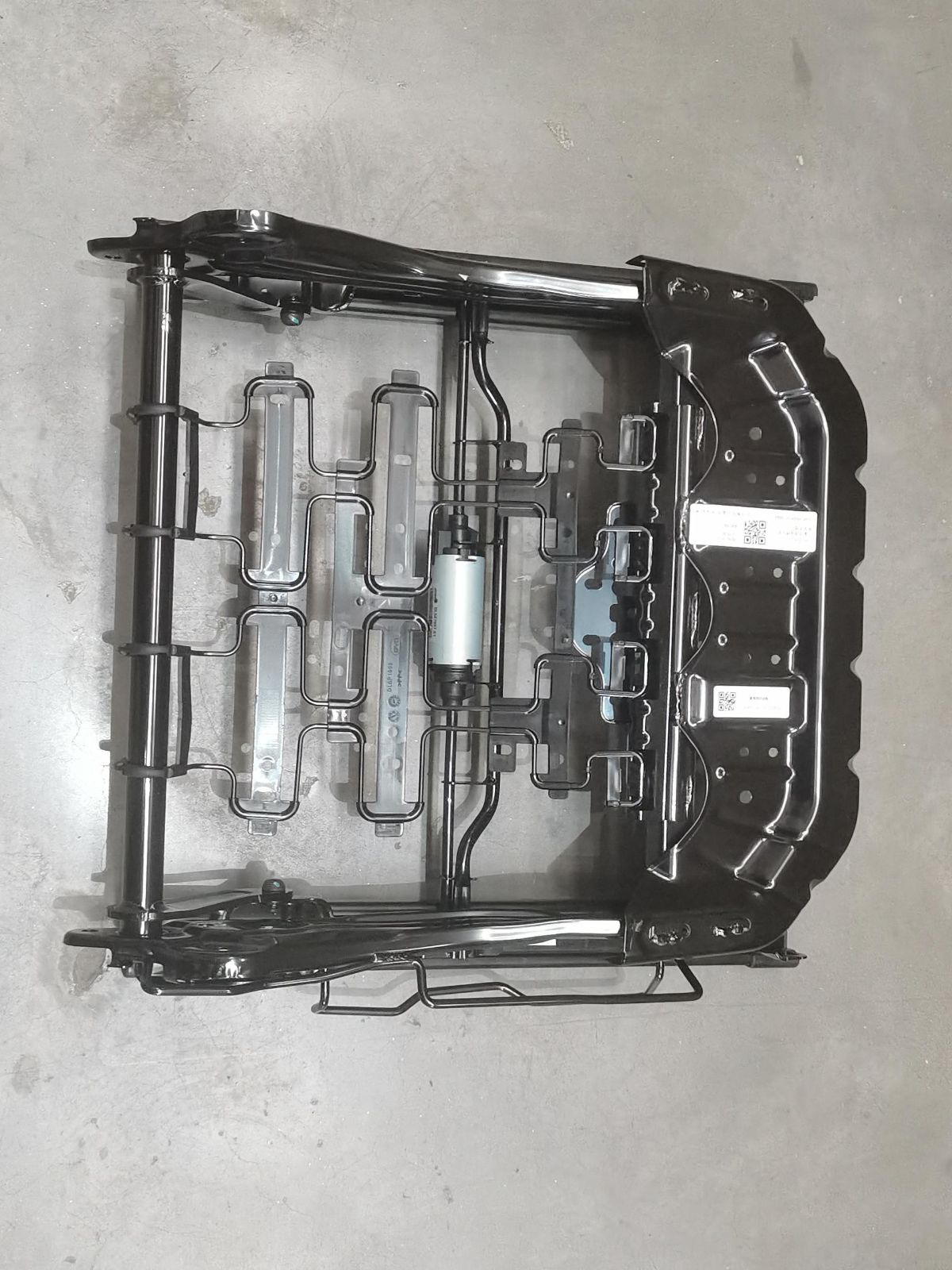 Front passenger seat cushion frame assembly