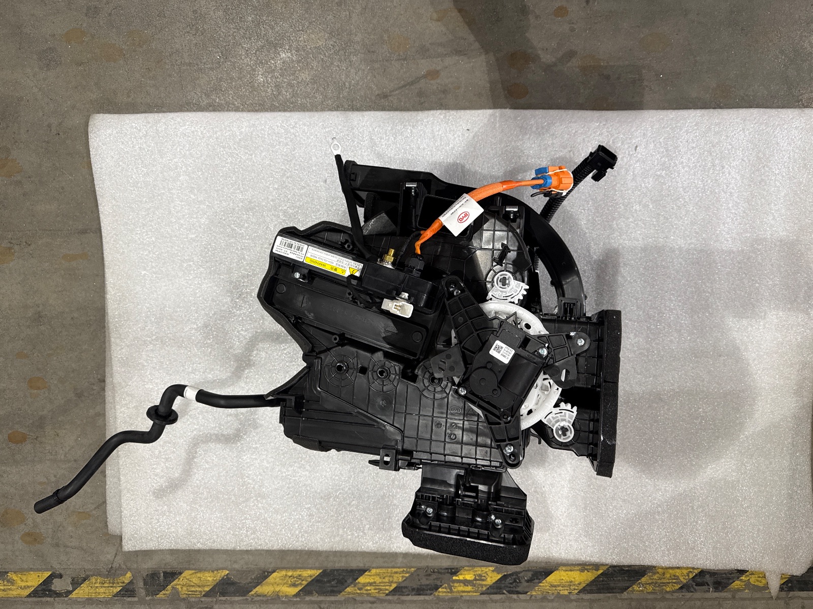 Standard injection molded_SC3ECU-8100100C_Evaporator case assembly_Black_PP+PU