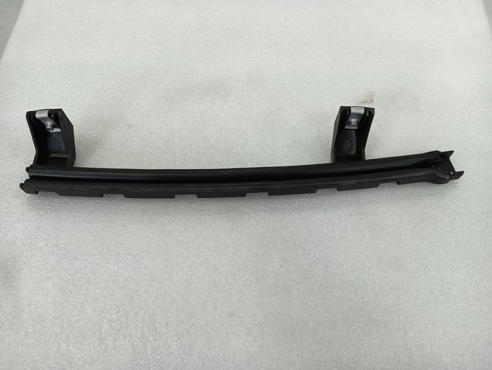 Left front door movable guide rail and glass run channel assembly