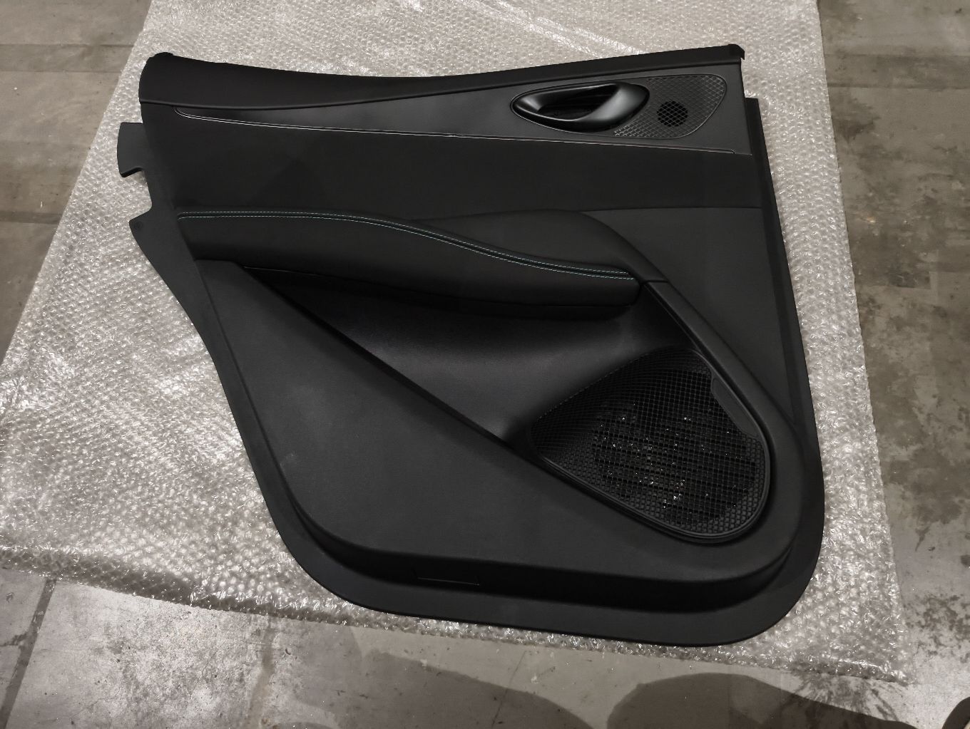 Left rear door trim panel sub-assembly - Deep Black 5