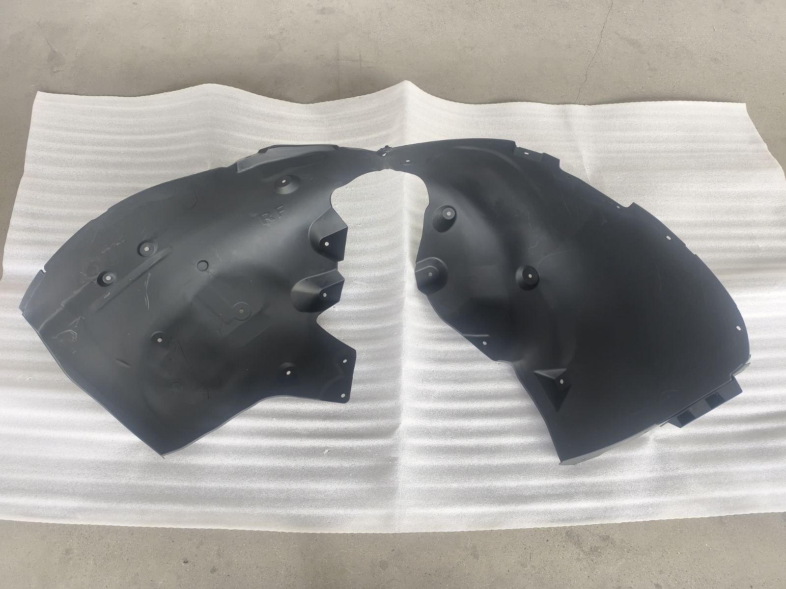 Right front wheel mudguard assembly